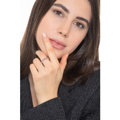 Bague eternity en or blanc 18k avec saphirs multicolores