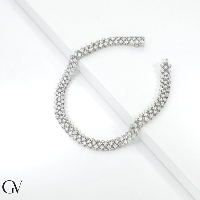 Bracelet design tissé en or blanc 18k serti de diamants  Bracelet design tissé en or blanc 18k serti de diamants
