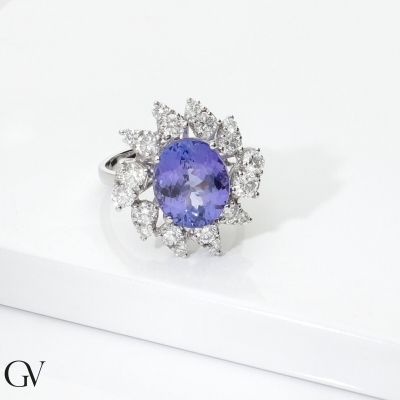 Bague en or blanc 18k avec une tanzanite ovale et des diamants