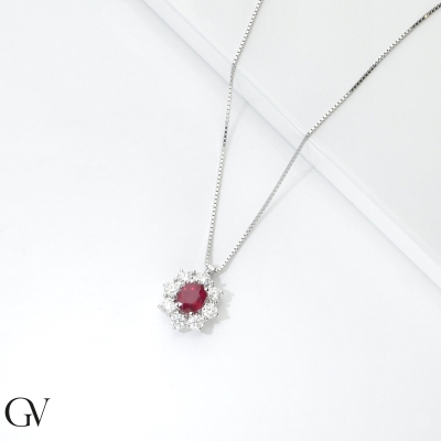 Collier en or blanc 18k avec un rubis central halo diamant