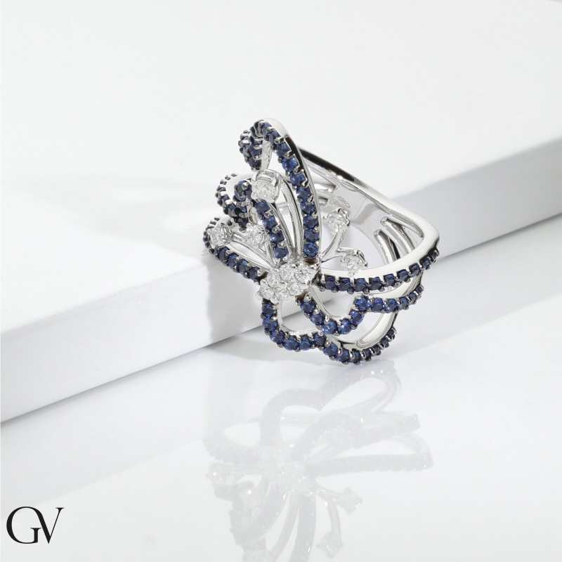 Bague papillon en or blanc 18k saphirs bleus et diamants Bague papillon en or blanc 18k saphirs bleus et diamants