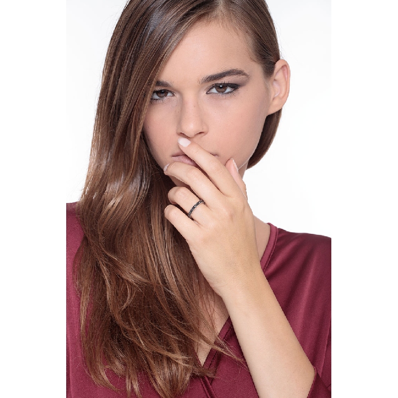 Bague Eternity en or blanc 18k avec diamants noirs  Bague Eternity en or blanc 18k avec diamants noirs