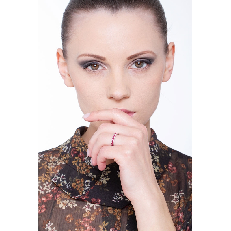 Alliance rubis en or blanc 18k à tour complet