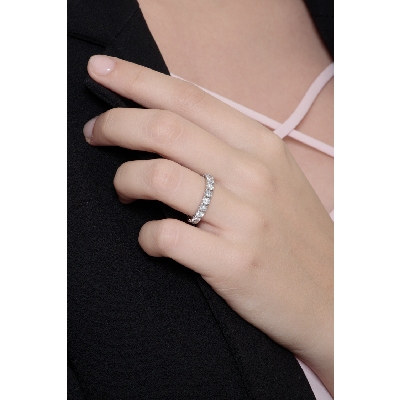 Jonc modèle étérnité entourée des diamants 