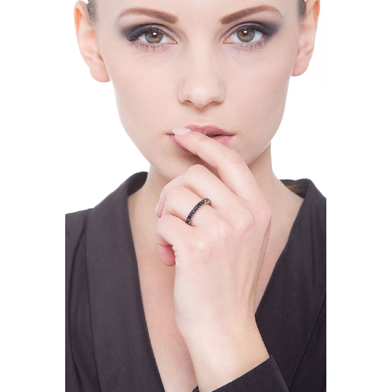 Bague Eternity en or blanc 18 carats sertie de diamants noirs  Bague Eternity en or blanc 18 carats sertie de diamants noirs