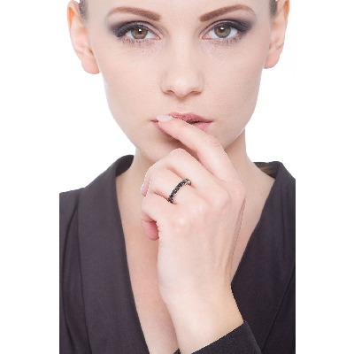 Bague Eternity en or blanc 18 carats sertie de diamants noirs 