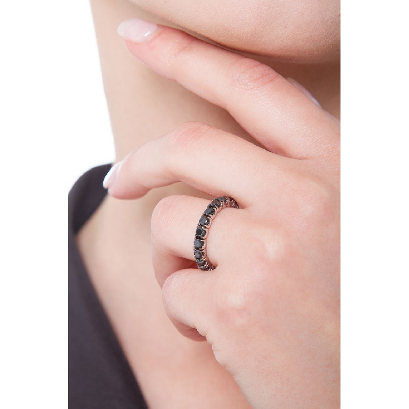 Bague Eternity en or blanc 18 carats sertie de diamants noirs  Bague Eternity en or blanc 18 carats sertie de diamants noirs