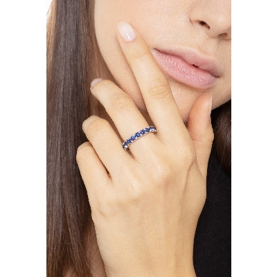 Bague Eternity en or blanc avec saphirs bleus 2,60ct