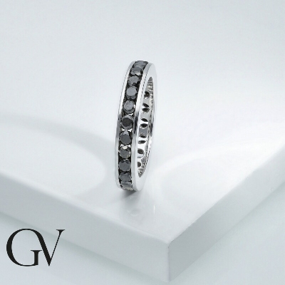 Bague Eternity rail en or blanc 18k avec diamants noirs