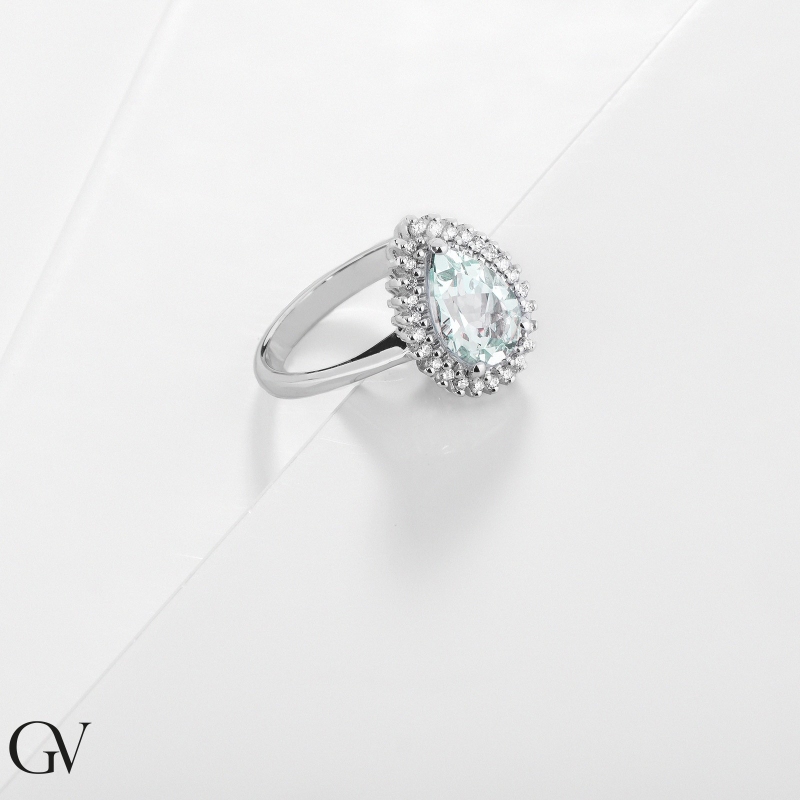 Bague en or blanc 18k avec une aquamarine goutte et 26 brillants  Bague en or blanc 18k avec une aquamarine goutte et 26 brillants