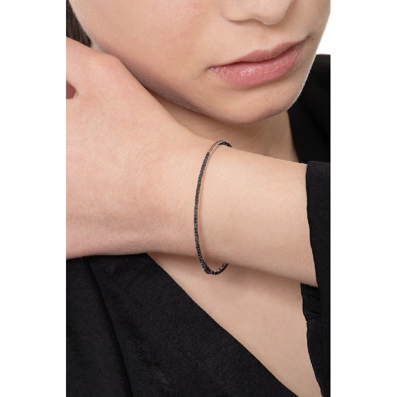 Bracelet semi rigide en or blanc 18k avec diamants noirs Bracelet semi rigide en or blanc 18k avec diamants noirs