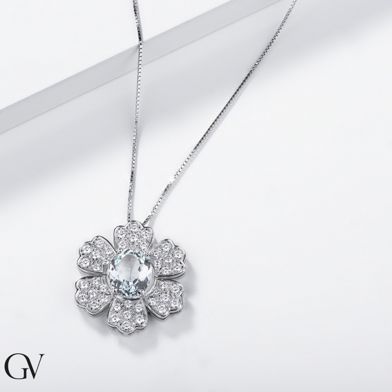 Collier or blanc 18k avec pendentif fleur aquamarines Collier or blanc 18k avec pendentif fleur aquamarines