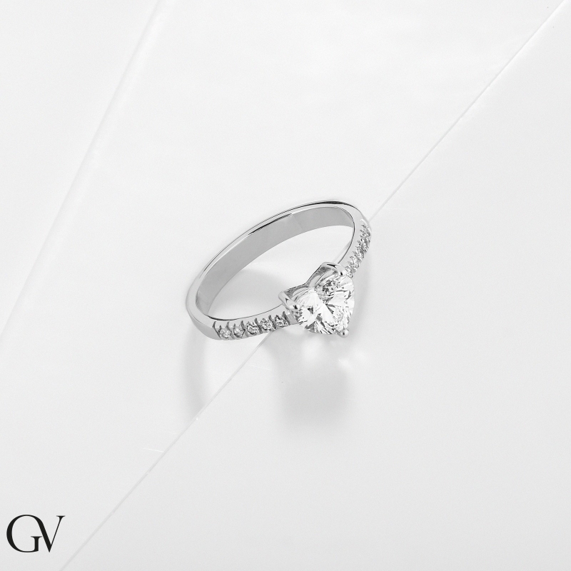 Bague solitaire en or blanc 18k avec un diamant cœur certifié GIA CT.1.00  Bague solitaire en or blanc 18k avec un diamant cœur certifié GIA CT.1.00