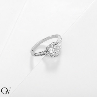 Bague solitaire en or 750 avec un diamant central à cœur GIA CT.1.00