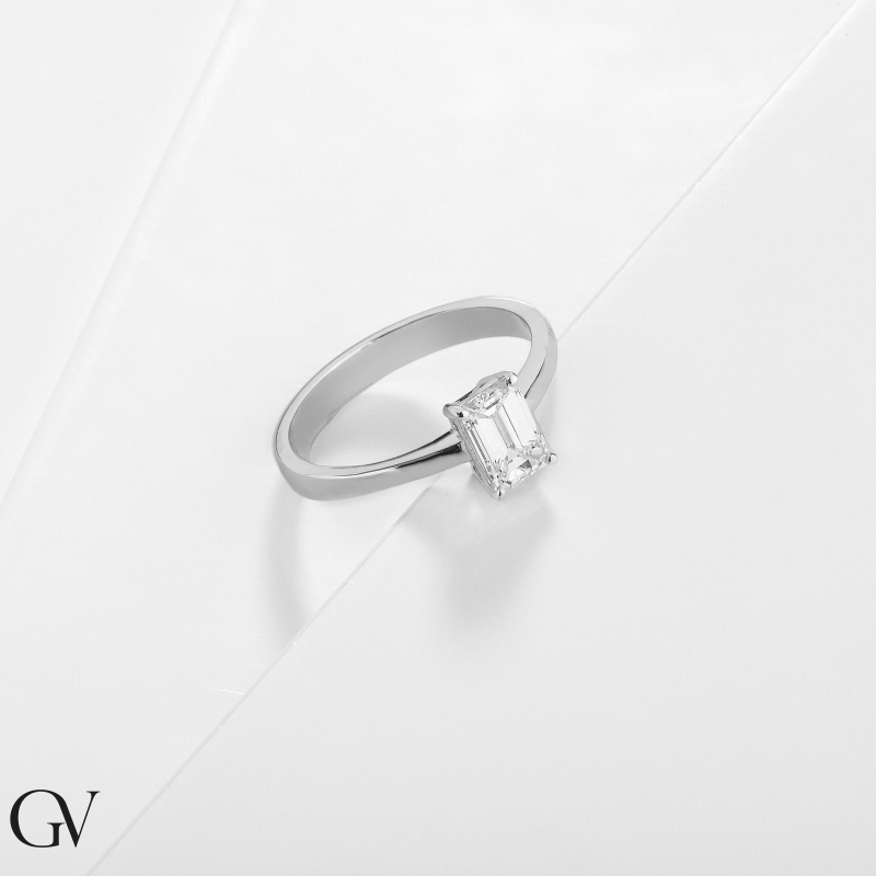 Bague solitaire or blanc 18k diamant central émeraude certifié GIA 1.00 ct Bague solitaire or blanc 18k diamant central émeraude certifié GIA 1.00 ct