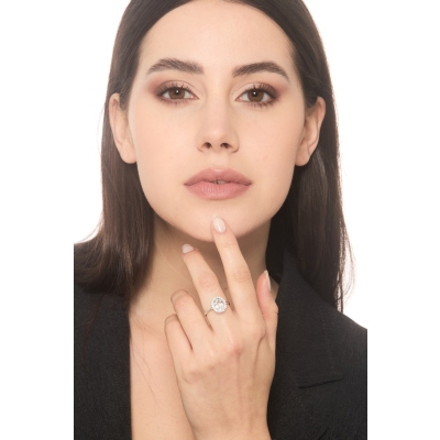 Bague en or blanc 18k ornée d’une aigue-marine ovale halo diamants