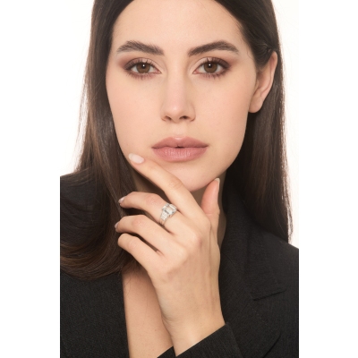 Bague sophistiquée en or blanc 18k avec une aquamarine centrale 