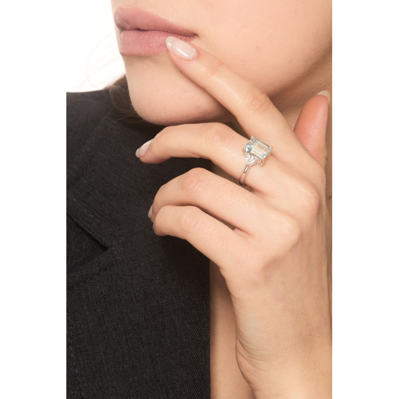 Bague en or blanc 18k avec aigue-marine rectangulaire et diamants Bague en or blanc 18k avec aigue-marine rectangulaire et diamants
