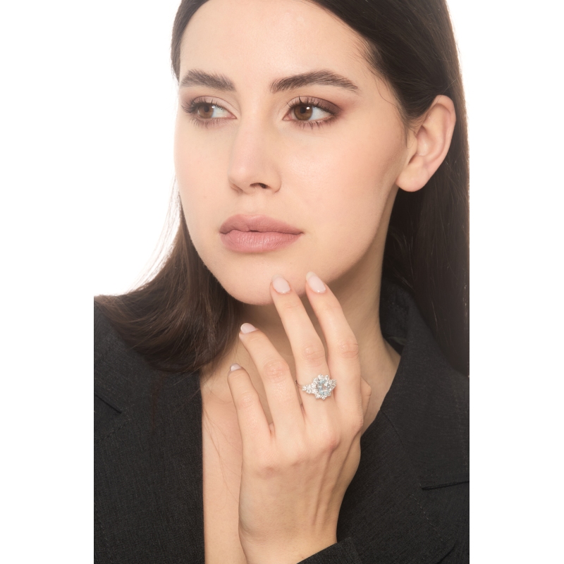 Bague halo en or blanc 18k avec aigue-marine Bague halo en or blanc 18k avec aigue-marine