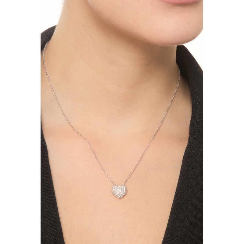 Collier en or blanc 18k avec pendentif cœur pavé en diamants  Collier en or blanc 18k avec pendentif cœur pavé en diamants