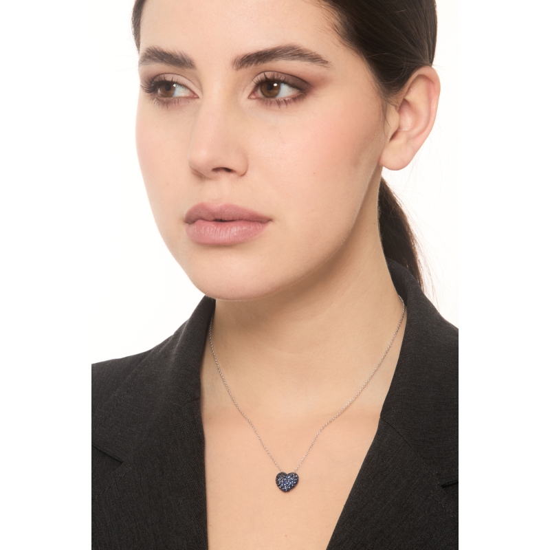 Collier en or blanc 18k avec cœur en saphirs bleus Collier en or blanc 18k avec cœur en saphirs bleus