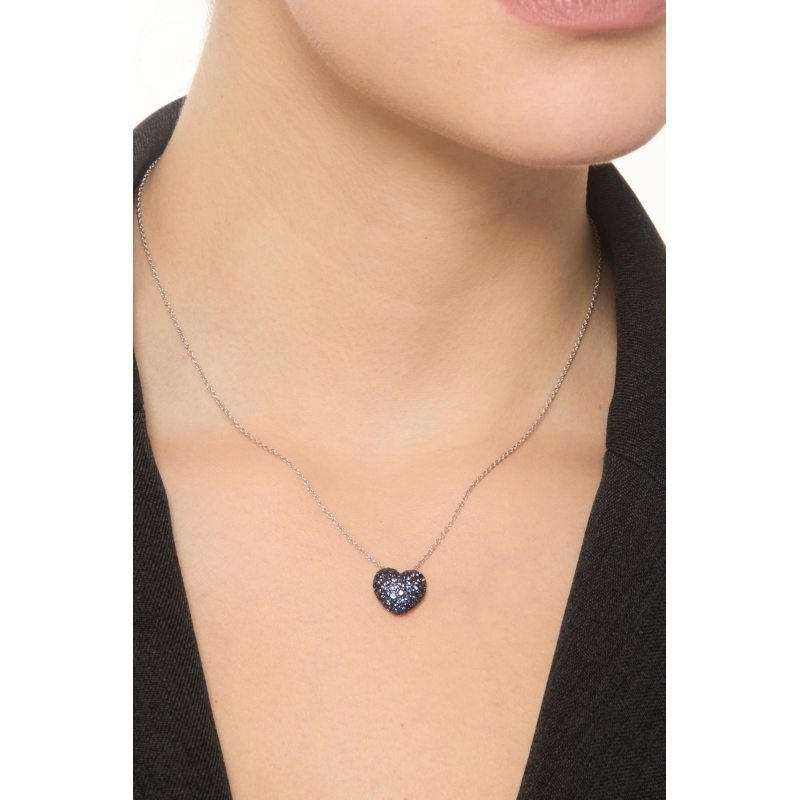 Collier en or blanc 18k avec cœur en saphirs bleus Collier en or blanc 18k avec cœur en saphirs bleus