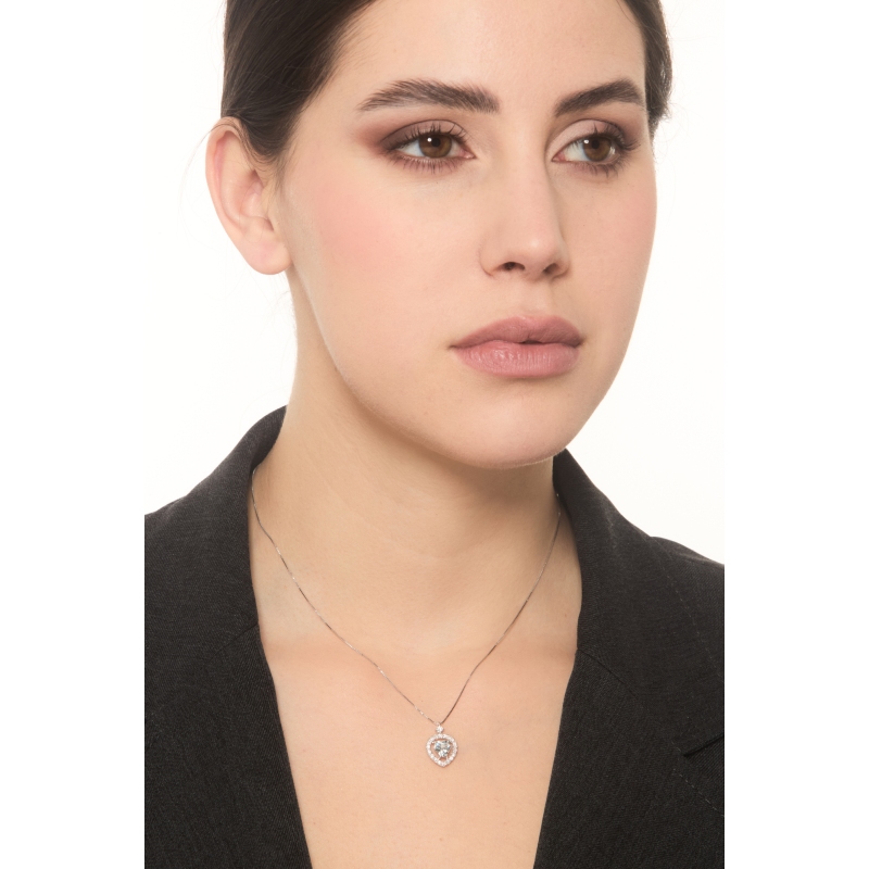 Collier en or blanc 18k avec pendentif cœur en aquamarine Collier en or blanc 18k avec pendentif cœur en aquamarine