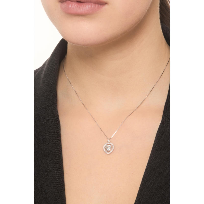 Collier en or blanc 18k avec pendentif cœur en aquamarine Collier en or blanc 18k avec pendentif cœur en aquamarine
