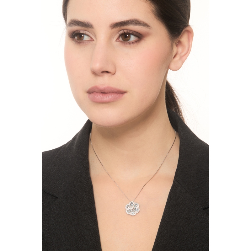 Collier or blanc 18k avec pendentif fleur aquamarines Collier or blanc 18k avec pendentif fleur aquamarines