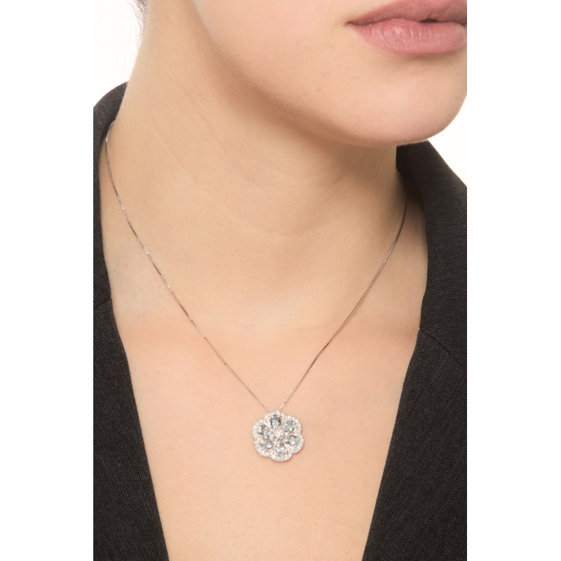Collier or blanc 18k avec pendentif fleur aquamarines Collier or blanc 18k avec pendentif fleur aquamarines