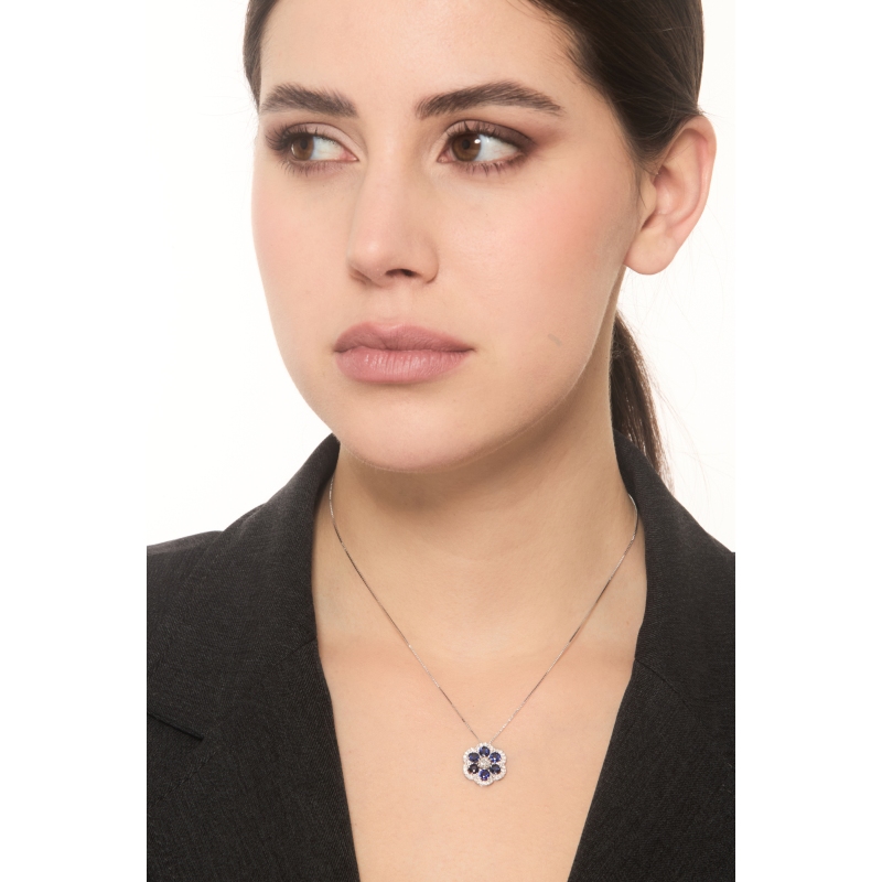 Collier or blanc 18k avec fleur saphirs bleus et diamants Collier or blanc 18k avec fleur saphirs bleus et diamants