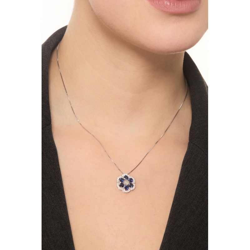 Collier or blanc 18k avec fleur saphirs bleus et diamants Collier or blanc 18k avec fleur saphirs bleus et diamants