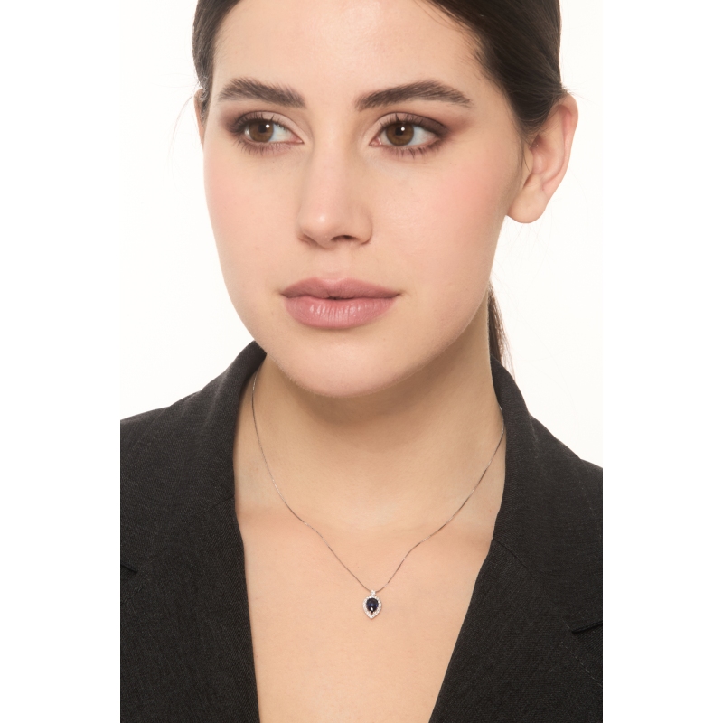 Collier en or blanc 18k goutte en saphir bleu et halo de diamants Collier en or blanc 18k goutte en saphir bleu et halo de diamants
