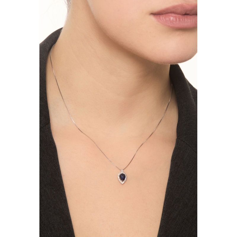 Collier en or blanc 18k goutte en saphir bleu et halo de diamants Collier en or blanc 18k goutte en saphir bleu et halo de diamants