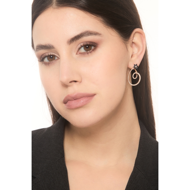 Boucles d'oreilles en or rose 18k avec fleur et saphirs bleus Boucles d'oreilles en or rose 18k avec fleur et saphirs bleus