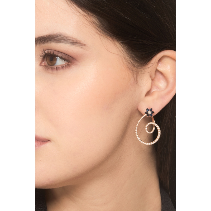 Boucles d'oreilles en or rose 18k avec fleur et saphirs bleus Boucles d'oreilles en or rose 18k avec fleur et saphirs bleus