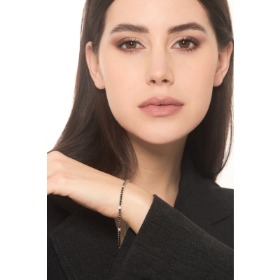 Bracelet tennis en or blanc 18 carats avec diamants noirs et blancs et griffes brunies