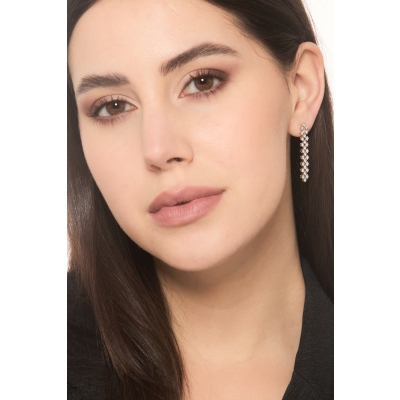 Boucles d'oreilles pendantes en tissu en or blanc 18k avec des diamants