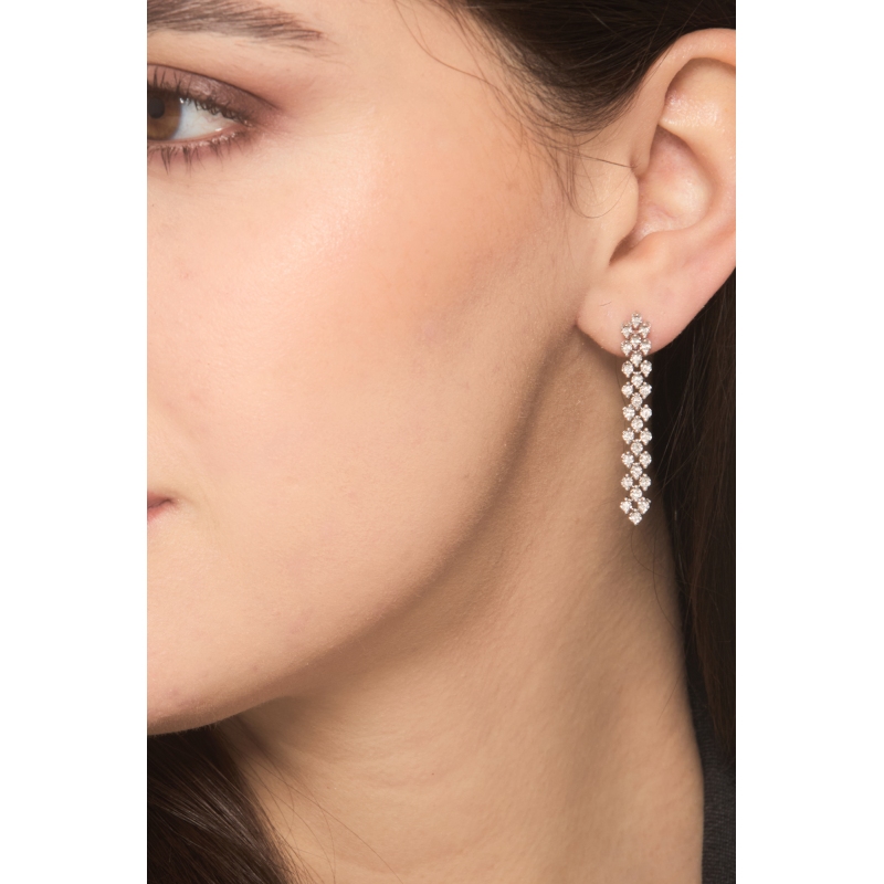 Boucles d'oreilles pendantes en tissu en or blanc 18k avec des diamants Boucles d'oreilles pendantes en tissu en or blanc 18k avec des diamants