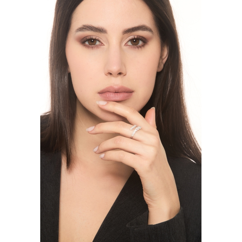 Bague contrarié design avec diamants en or blanc 18 carats Bague contrarié design avec diamants en or blanc 18 carats