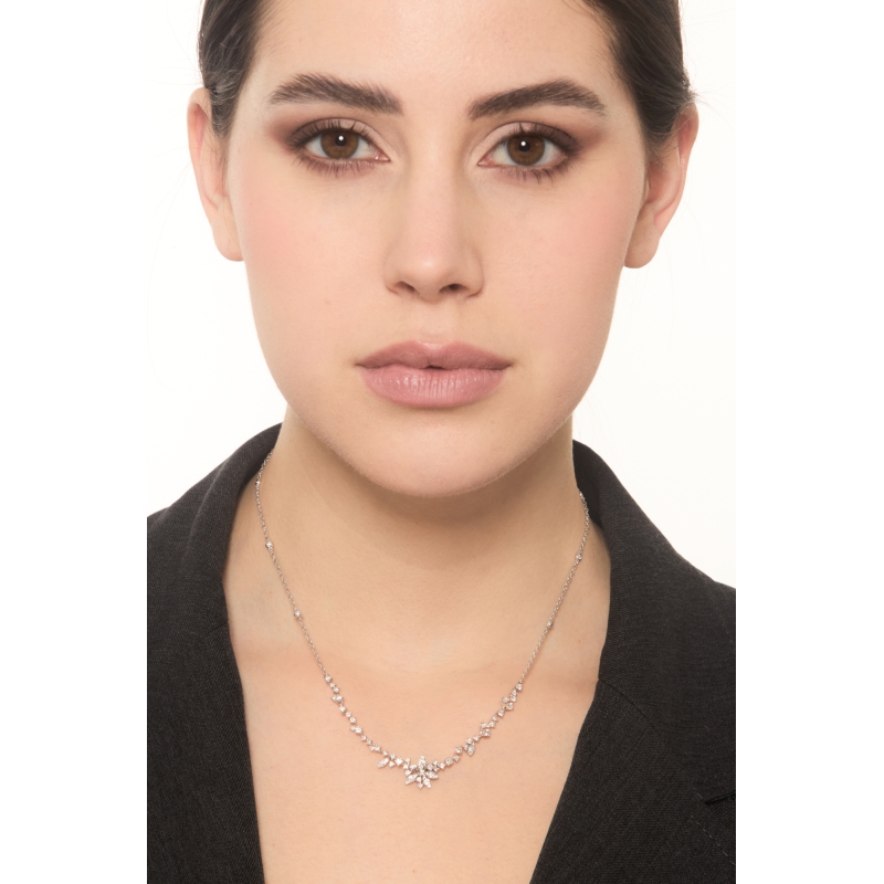 Collier fleur en or blanc 18k avec diamants taille brillante Collier fleur en or blanc 18k avec diamants taille brillante