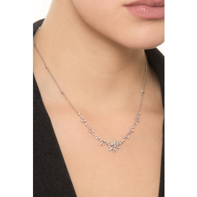 Collier fleur en or blanc 18k avec diamants taille brillante