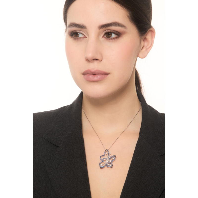 Collier design avec pendentif papillon en or blanc 18k orné de saphirs bleus Collier design avec pendentif papillon en or blanc 18k orné de saphirs bleus