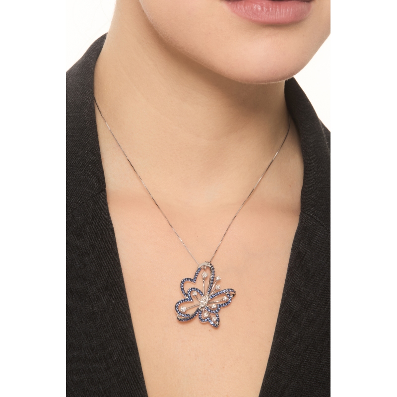 Collier design avec pendentif papillon en or blanc 18k orné de saphirs bleus Collier design avec pendentif papillon en or blanc 18k orné de saphirs bleus