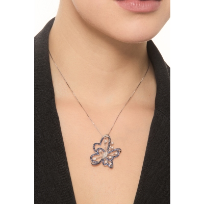 Collier design avec pendentif papillon en or blanc 18k orné de saphirs bleus