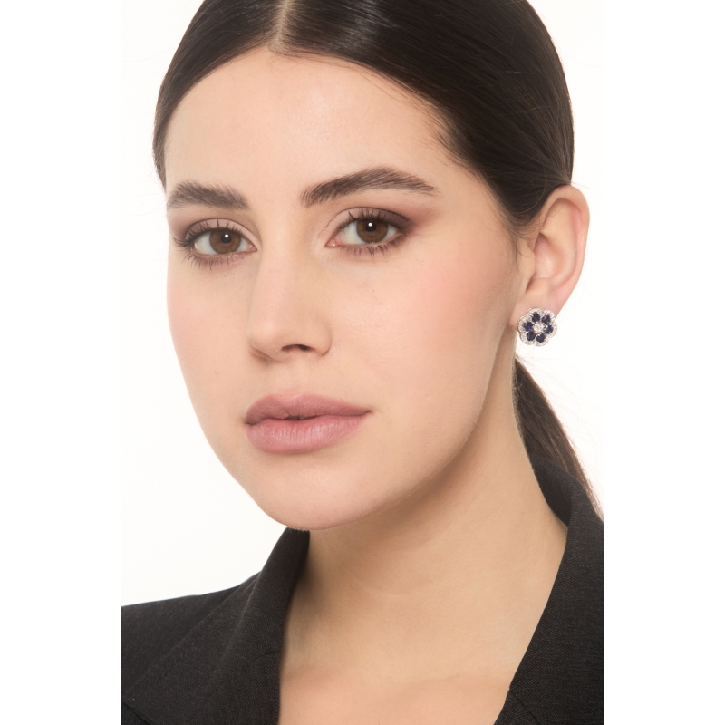 Boucles d’oreilles en or avec fleur saphirs bleus et diamants Boucles d’oreilles en or avec fleur saphirs bleus et diamants