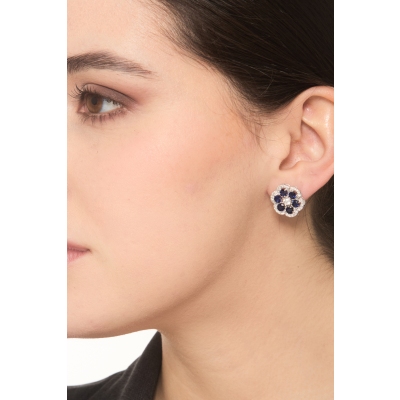 Boucles d’oreilles en or avec fleur saphirs bleus et diamants