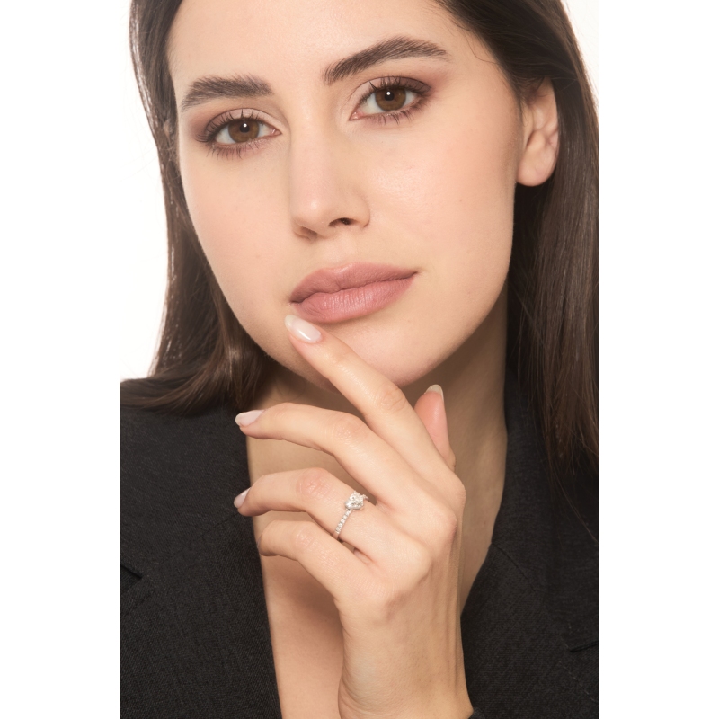 Bague solitaire en or blanc 18k avec un diamant cœur certifié GIA CT.1.00  Bague solitaire en or blanc 18k avec un diamant cœur certifié GIA CT.1.00