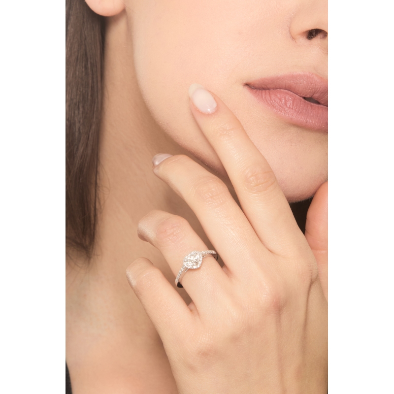 Anneau solitaire en or blanc 18k avec diamant naturel central cœur GIA, CT.0.70  Anneau solitaire en or blanc 18k avec diamant naturel central cœur GIA, CT.0.70