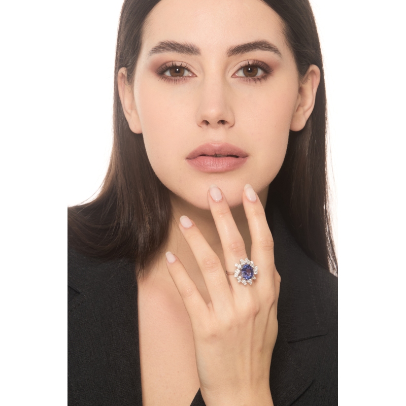 Bague en or blanc 18k avec une tanzanite ovale et des diamants Bague en or blanc 18k avec une tanzanite ovale et des diamants